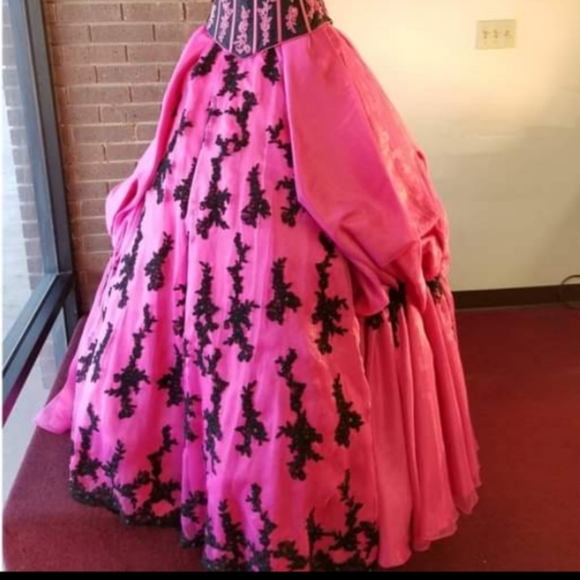 SIZE 6 FORMAL DRESS - Picture 3 of 3